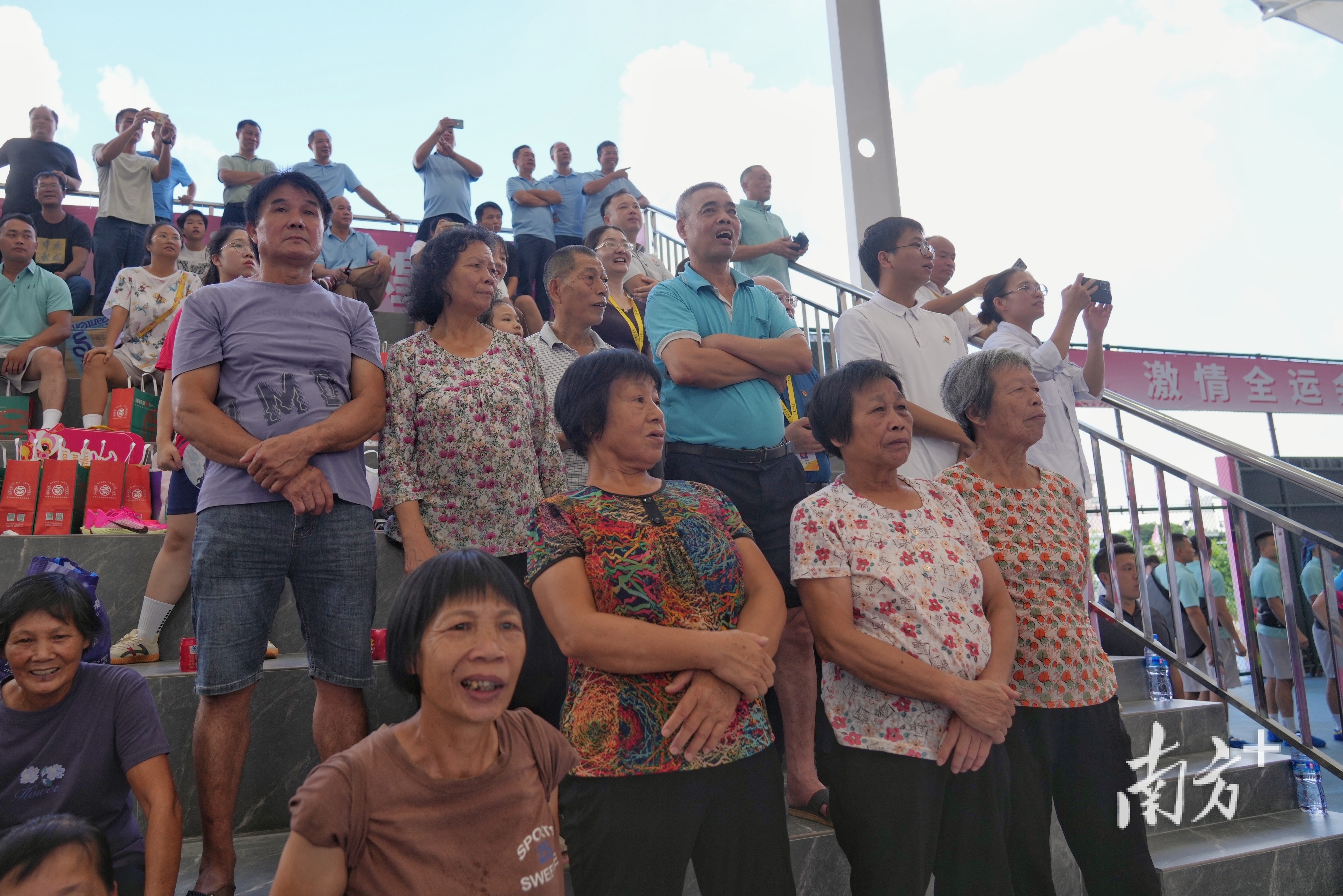 伴随着口号, 作者 伴随着口号, 作者